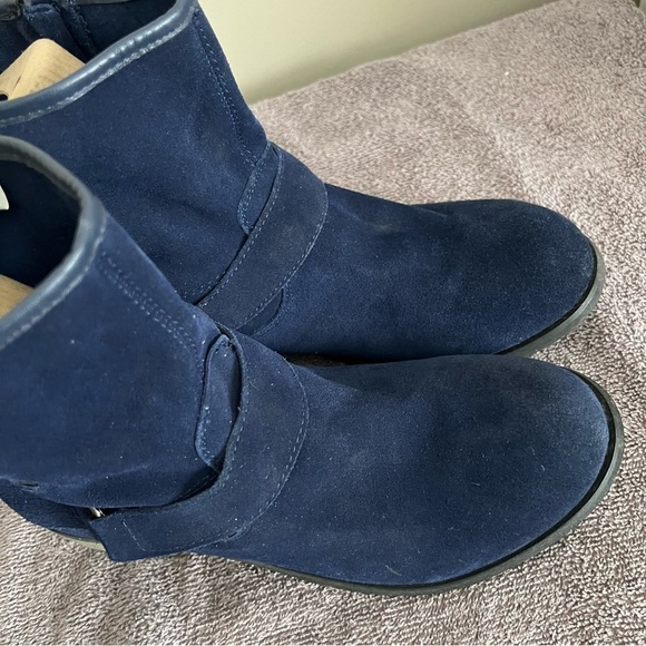 Restricted blue suede ankle booties with outside zip and buckle detail. Elvis - Picture 3 of 9